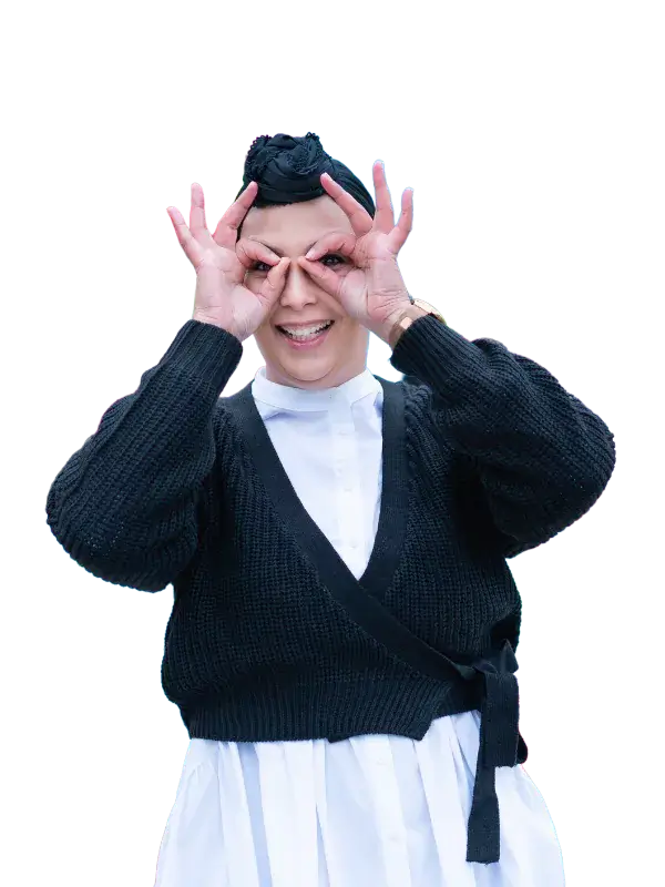 Visual Storytelling Website – Fatima mit Brillen-Geste Fatima mit Brillen-Geste und Lächeln – Symbol für visuellen Content, der im Kopf bleibt und Teil ihrer visual storytelling website ist